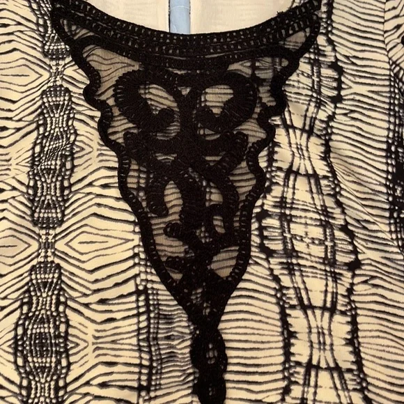 Christian Caliendo Black and Tan Bell Sleeve Dress size S - Picture 4 of 6